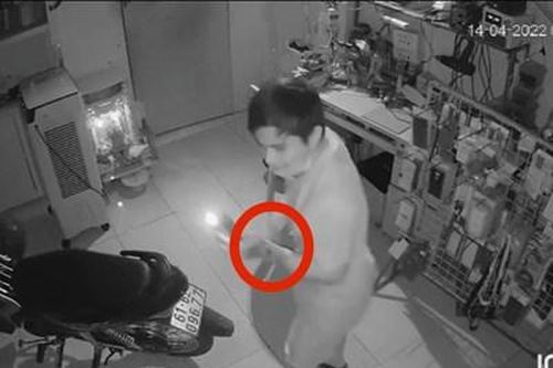 Bắt 'siêu trộm' chuyên đột nhập các cửa hàng lấy nhiều tài sản giá trị