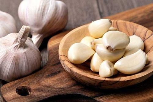 Tỏi rất tốt cho sức khỏe nhưng dùng tỏi chữa bệnh theo cách này lại biến chúng thành chất độc, hậu quả đáng tiếc
