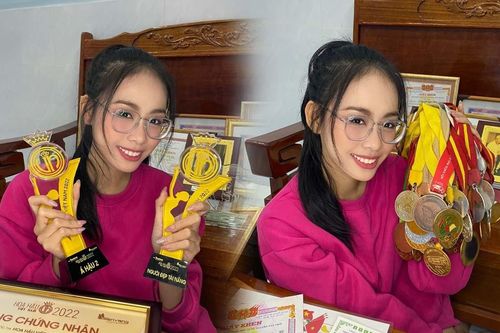 'Chóng mặt' với bằng khen, huy chương của Á hậu Ngọc Hằng: Các đàn chị đã nhìn rõ hay chưa?