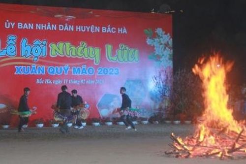 Màn nhảy lửa đặc sắc trên miền cao nguyên trắng Bắc Hà