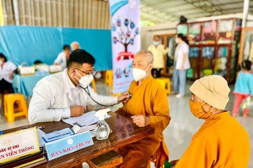 Khám, chữa bệnh, phát thuốc miễn phí cho các tăng ni và người dân khu vực núi Cấm