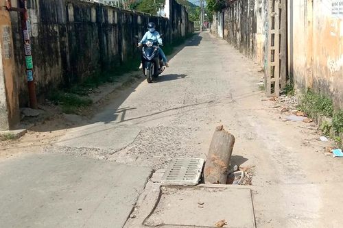 Cần thay mới nắp hố ga