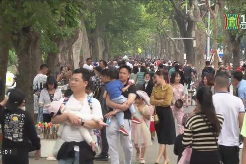 Người dân Hà Nội tận hưởng nắng đẹp ngày cuối tuần