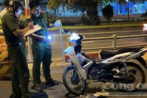 Xe máy tông cột biển báo sau cuộc nhậu chia tay, 2 người thương vong