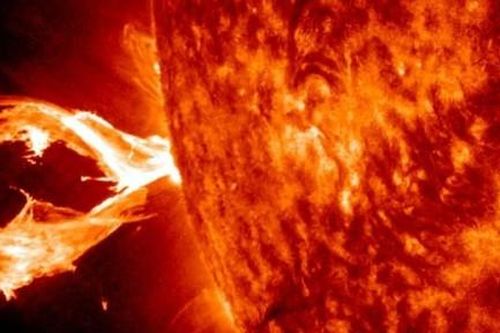 Clip: Cận cảnh một phần mặt trời bị vỡ tạo ra cơn lốc xoáy plasma