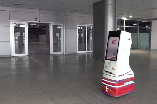 Robot hướng dẫn hành khách tại ga xe lửa Thái Lan