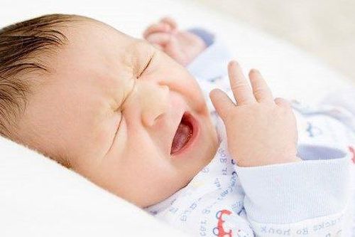 Dấu hiệu viêm họng ở trẻ sơ sinh cha mẹ cần biết