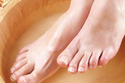 9 bài thuốc trị hôi chân khi trời nồm ẩm, dễ thực hiện tại nhà