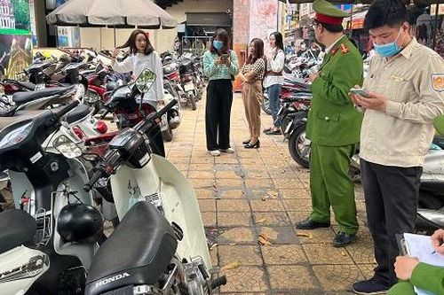 Xử lý bãi trông xe không vé, thu tiền quá quy định khu vực chợ Đồng Xuân