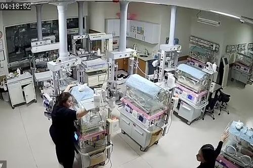 Khoảnh khắc quên mình cứu trẻ sơ sinh của các y tá trong bệnh viện