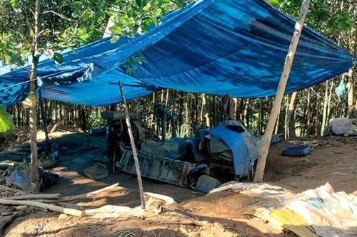 Khai thác vàng trái phép ở khu vực giáp ranh