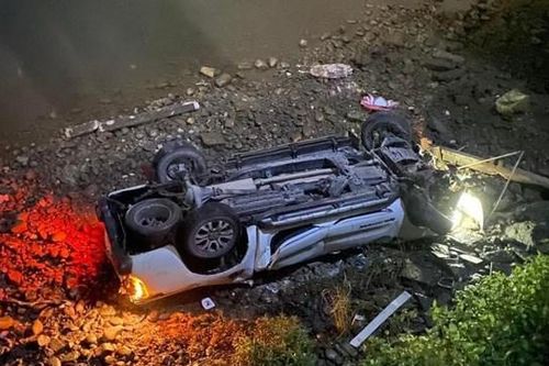 Quảng Ninh: Xe bán tải đâm đổ lan can cầu, lao xuống sông khiến 3 người thương vong