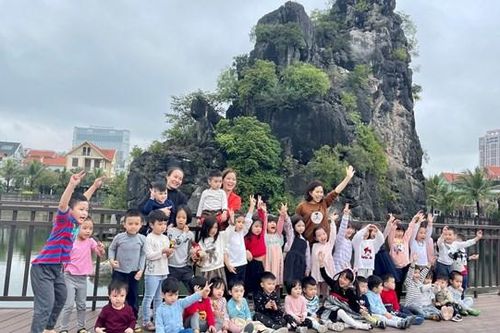 Quảng Ninh: Người dân thích thú 'check in' trước 'hòn non bộ' khổng lồ ở Hạ Long
