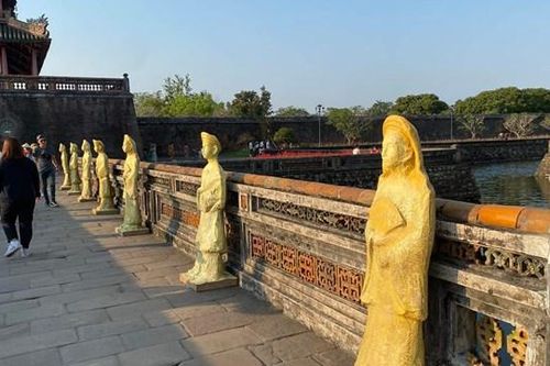 Xôn xao những bức tượng lạ được đặt trước Đại nội Huế