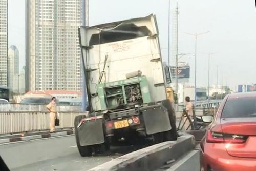 Xe đầu kéo húc văng dải phân cách trên cầu Sài Gòn, giao thông ùn ứ