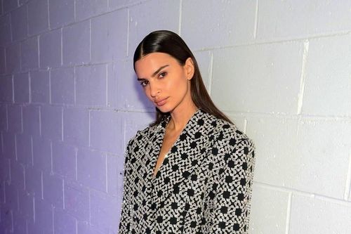 Emily Ratajkowski diện mốt giấu quần ở Tuần lễ thời trang New York
