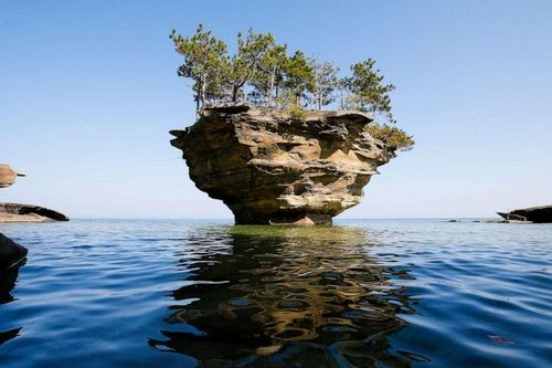 Quân đội Mỹ bắn hạ vật thể bay không xác định trên hồ Huron