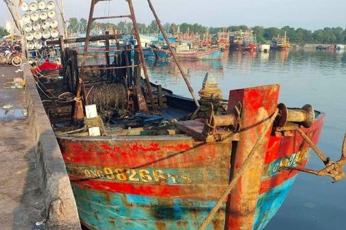 Quảng Bình: Cháy 3 tàu cá khi đang neo đậu