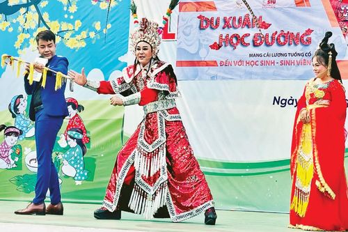 Mang tuồng cổ đến trường học