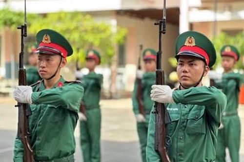 Để có màn biểu diễn múa súng đẹp mắt