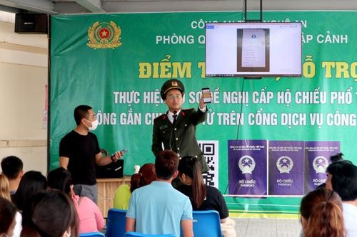 Đoàn thanh niên Công an tỉnh Nghệ An tăng cường hỗ trợ người dân làm hộ chiếu online