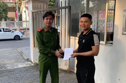 Chiến sỹ công an nhặt được của rơi trao trả người đánh mất