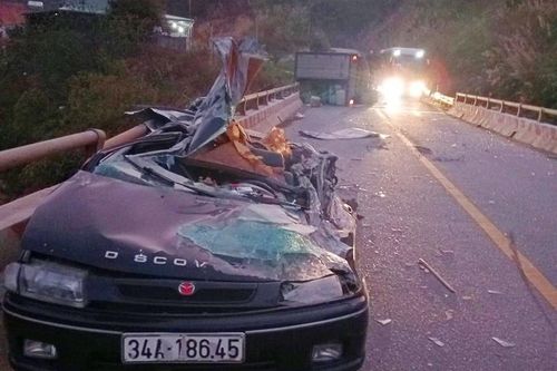 Xe tải lật, đè lên xe ô tô, 4 người thương vong