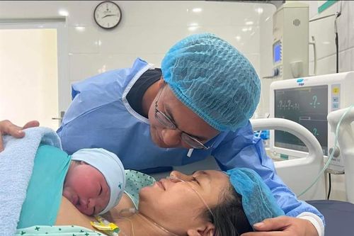 Mâu Thủy sinh con đầu lòng, biểu cảm bạn trai gây chú ý