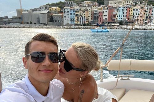 Cô gái cực kỳ nóng bỏng vừa gia nhập hội các nàng WAGs là ai?