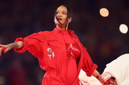 Rihanna tiết lộ tin vui