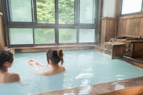 Hàng nghìn phụ nữ bị quay lén khi tắm suối nước nóng ở Nhật