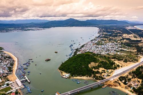 Khung cảnh tuyệt đẹp trên tuyến đường ven biển ở Bình Định