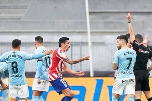 Hậu vệ Atletico Madrid nhận số thẻ đỏ kỷ lục