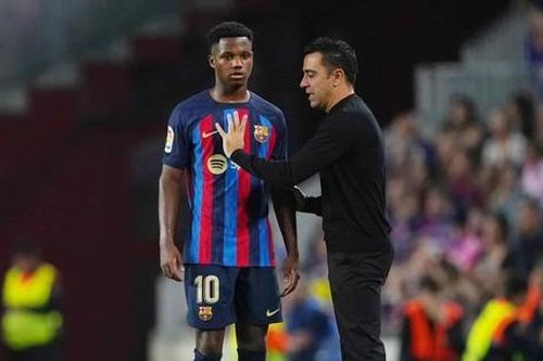 HLV Xavi chỉ trích hàng công khủng của Barca