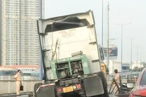 Xe đầu kéo 'làm xiếc' trên cầu Sài Gòn