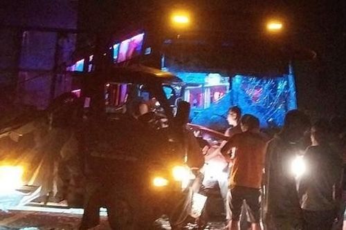 Giải cứu tài xế mắc kẹt trong ca bin sau cú tông trực diện giữa 2 ô tô trên cao tốc qua Huế