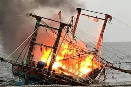 Tàu cá bốc cháy chìm giữa biển, 10 thuyền viên may mắn thoát nạn