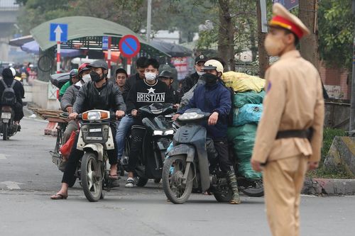 Xử nghiêm tại chỗ, phạt nguội để răn đe người vượt đèn đỏ, đi ngược chiều