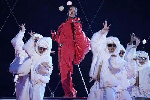 Rihanna có màn trình diễn bùng nổ tại Super Bowl dù mang bầu