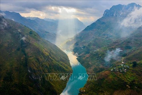 Hùng vĩ cảnh mây, nước uốn lượn nơi 'Đệ nhất hùng quan'