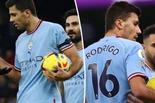 Cầu thủ Man City tranh nhau đá phạt đền ở trận thắng Aston Villa