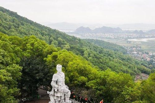 Chiêm ngưỡng tượng Đức Thánh Trần trên núi cao nhất cả nước