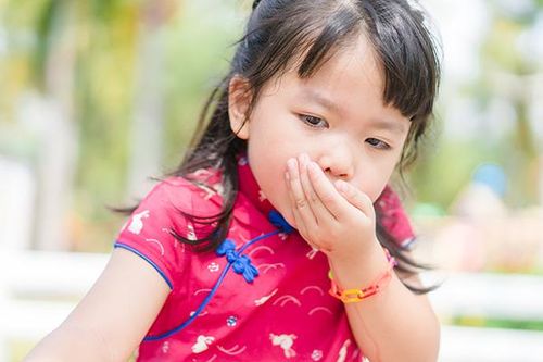 Trẻ thường xuyên nôn ói nếu có dấu hiệu này phải đưa ngay đến viện