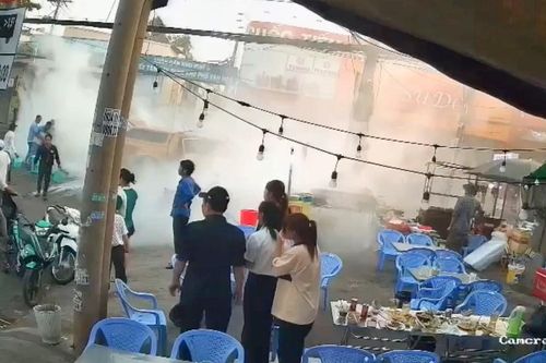 Xe chở pin điện thoại bất ngờ bốc cháy nghi ngút giữa TP Thủ Đức