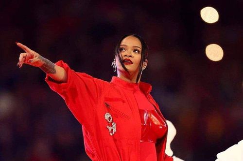 Rihanna khoe bụng bầu lần 2 trên sân khấu Super Bowl?
