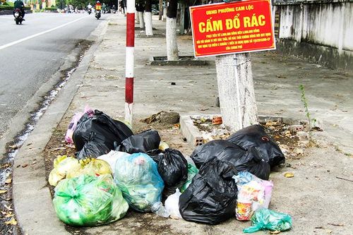 Cấm nhưng vẫn đổ rác