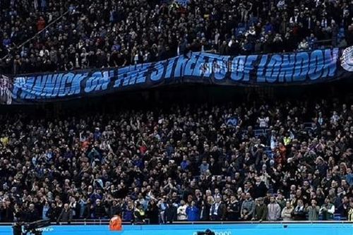 CĐV Man City căng biểu ngữ ủng hộ đội bóng chống lại cáo buộc