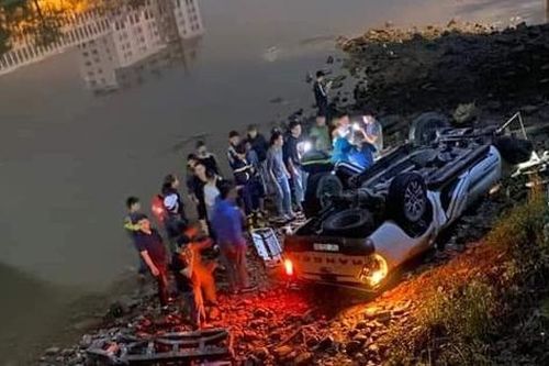 Quảng Ninh: Ô tô húc tung lan can cầu Ka Long rơi xuống sông, 3 người thương vong