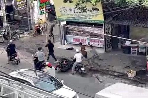 Hai nhóm thanh niên đuổi chém nhau sau va quẹt, 2 người thương vong