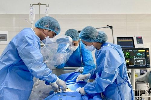 Chủ quan với vết thương nhỏ trên ngón tay, người đàn ông phải thở máy